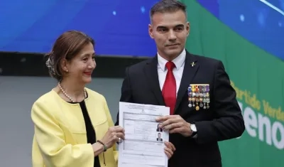 La candidata presidencial colombiana Íngrid Betancourt posa hoy junto a su fórmula vicepresidencial, el coronel José Luis Esparza (d).