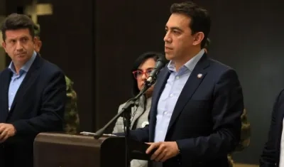 Registrador nacional, Alexánder Vega. A la izquierda, el ministro de Defensa, Diego Molano..