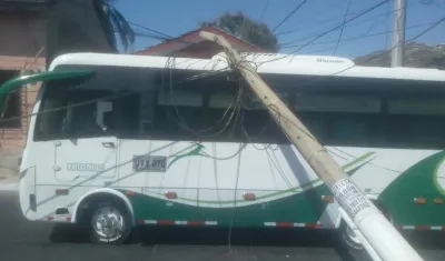 Bus afectado tras la caída del bus. 