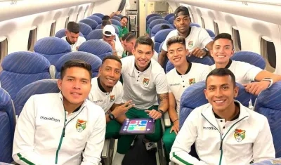 Jugadores bolivianos al iniciar el vuelo hacia Barranquilla.