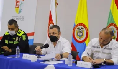 El comandante de la Mebar, brigadier general Luis Carlos Hernández; el secretario de Interior, Yesid Turbay, y el jefe de la Oficina de Seguridad del Distrito, Nelson Patrón.