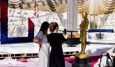 Las estatuillas de los Oscar se exhiben en la alfombra roja mientras los trabajadores preparan el área para la 94ª entrega de los Premios de la Academia.
