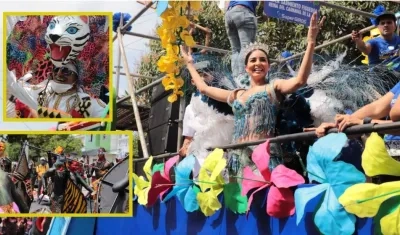 Reina Paula Sarmiento en la Parada Carlos Franco del Carnaval de la 44.