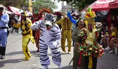 Creativos disfraces durante el desfile.