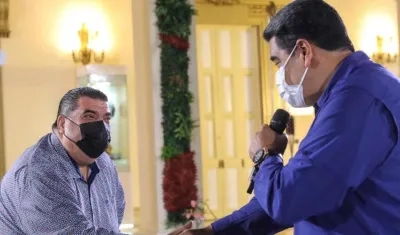 El cantante Maelo Ruiz saludando al Presidente Nicolás Maduro.