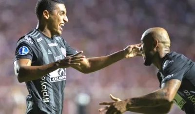 Gabriel Fuentes y Freddy Hinestroza celebrando el gol del empate.