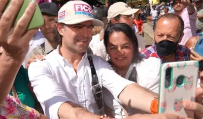 El candidato Federico (Fico) Gutiérrez, rodeado de seguidores.