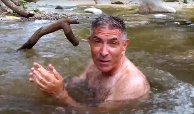 El periodista Jorge Cura en las transparentes aguas del Río Piedras.
