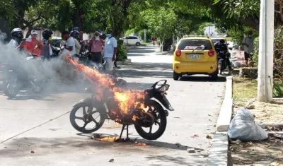 La moto quemada de los presuntos ladrones.