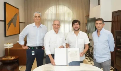 Dos funcionarios de Monómeros, entre estos el gerente Guillermo Rodríguez Laprea; el alcalde de Barranquilla, Jaime Pumarejo, y el gerente de APBAQ, Carlos Sarabia.