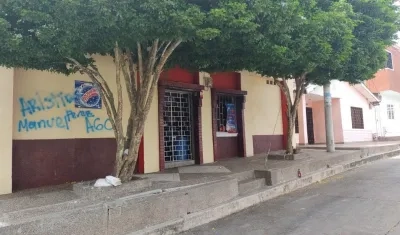 Grafitis en tiendas de San Felipe