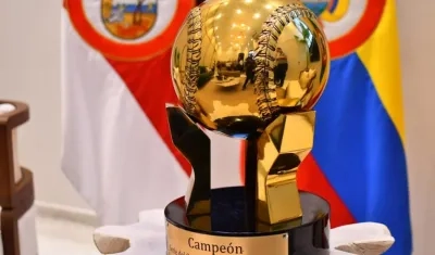 Trofeo de campeón de la Serie del Caribe. 