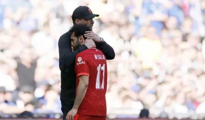 Jurgen Klopp, entrenador del Liverpool, abraza a Mohamed Salah. 