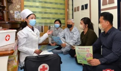 Una enfermera visita a una familia norcoreana para hablar sobre el Covid-19.