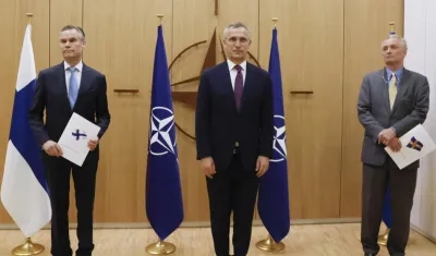 Embajadores de Suecia y Finlandia, y el secretario de la OTAN.