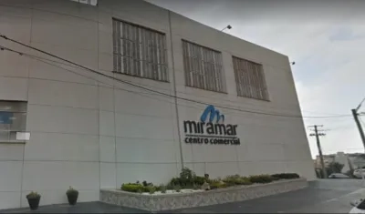 La sucursal de Bancolombia está ubicado dentro del centro comercial Miramar. 
