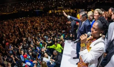 Gustavo Petro saludando a los seguidores tras su elección.