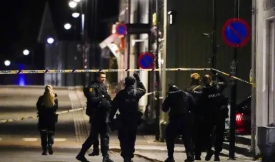 Policías de Kongsberg después del ataque mortal en octubre de 2021.