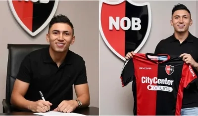 Fabián Ángel firma su contrato. 