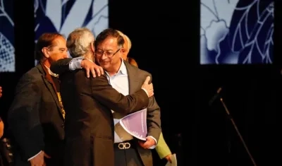 El presidente electo, Gustavo Petro, se abraza con el padre Francisco de Roux, presidente de la Comisión de la Verdad