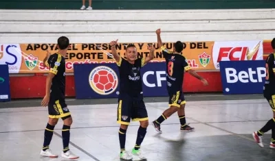 Jugador de Barranquilleros celebra un gol. 