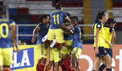 Jugadoras colombianas celebrando el gol anotado por Mayra Ramírez.
