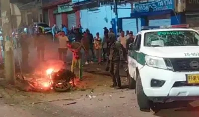 Momentos después de haber detonado la moto con explosivos al paso de una patrulla en El Bordo.