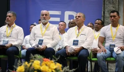 Grupo de exmilitares que asiste a una audiencia pública de reconocimiento como comparecientes procesados por ejecuciones extraoficiales en Valledupar.
