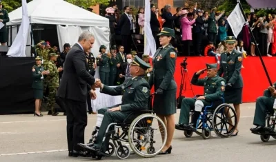 El presidente Duque bajó varias veces  de la tarima para saludar el paso de escuadrones de militares y policías mutilados en misiones.