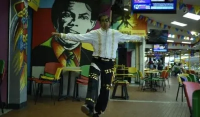 Michi Bogaloo, uno de los más reconocidos bailadores de salsa de Barranquilla.