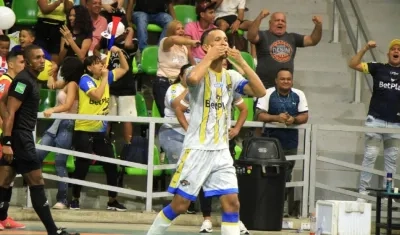 Brayan Güette celebra uno de sus goles. 