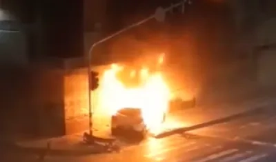 Vehículo incendiado en la Murillo. 