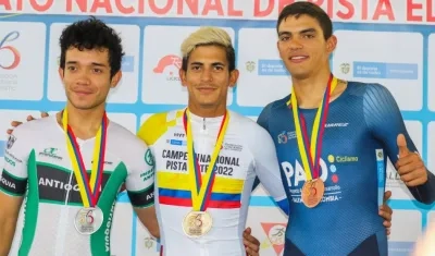 Nelson Soto, ciclista barranquillero, con la medalla de oro. 