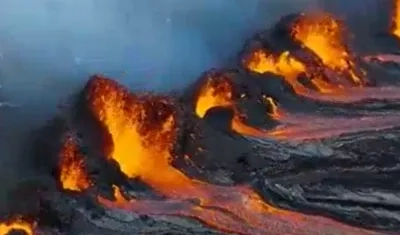 Momento de la erupción del volcán.
