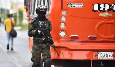 El Ejército y Policía custodian rutas de buses en Barranquilla por asesinato de conductores en el último mes.