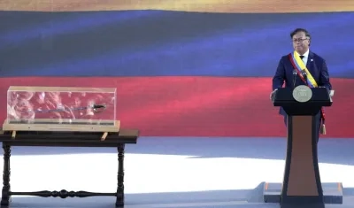 El Presidente Gustavo Petro pronunciando su discurso junto con la Espada de Bolívar.