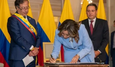 Carolina Corcho, nueva Ministra de Salud, cuando firmaba el decreto de su nombramiento ante el Presidente Gustavo Petro.