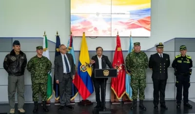 El Presidente Gustavo Petro con algunos de los oficiales que integran la nueva cúpula militar.