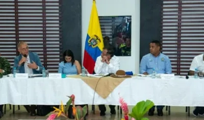 Presidente Petro en reunión con el Ministro de Defensa Iván Velásquez.