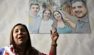 Kelly Rodríguez Alemán perdió a su esposo Jair José Gutiérrrez. Al fondo un cuadro en homenaje a la familia Gutiérrez-Rodríguez.