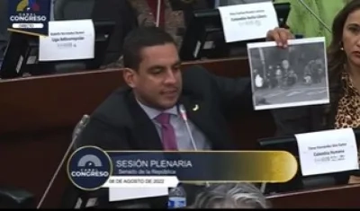 El senador Álex Flórez enseña una imagen de la captura de los tres jóvenes de Chochó.