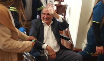El Senador Humberto De la Calle, cuando era sacado en silla de ruedas.