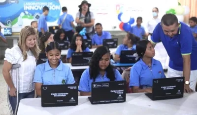 La Gobernadora Elsa Noguera acompañando a los estudiantes con los nuevos computadores.