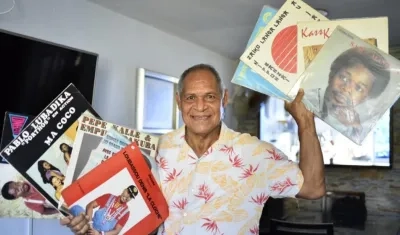 Donaldo García y parte de su colección de música africana.