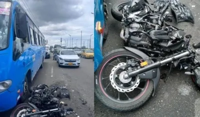 El bus y la motocicleta implicados en el accidente. 