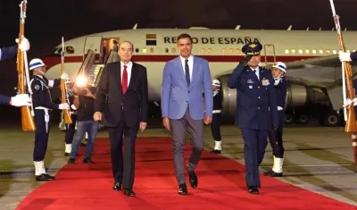 El Jefe del Gobierno español recibido por el Canciller Álvaro Leyva.