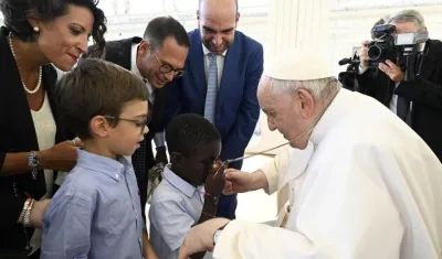 El Papa Francisco saluda a dos niños en la audiencia de este martes en el Vaticano.
