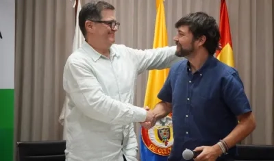 El Supervigilancia, Orlando Clavijo, y el Alcalde Jaime Pumarejo, se saludan tras la firma del convenio.