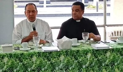 El Arzobispo de Barranquilla Pablo Salas y el padre Jaime Marenco, presidiendo el encuentro.