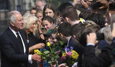 El rey Carlos III y la reina consorte Camila, saludan a las personas que aguardaban su llegada al Castillo de Hillsborough, en Belfast,